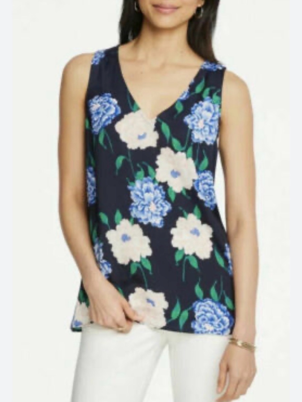 💙 NWT Discreet Sleeveless Navy Floral V-Neck Top